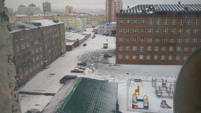 Реалии жизни в Норильске: голые дворы без газонов, деревьев и детских площадок
