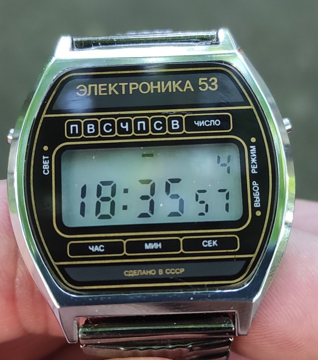 "И по 30 лет шли". Как в Минске делали легендарные часы "Электроника"