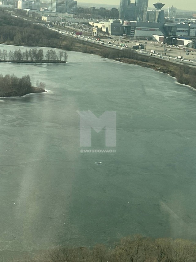 Напротив ЖК City Bay человек провалился под лед, на месте работают спасатели