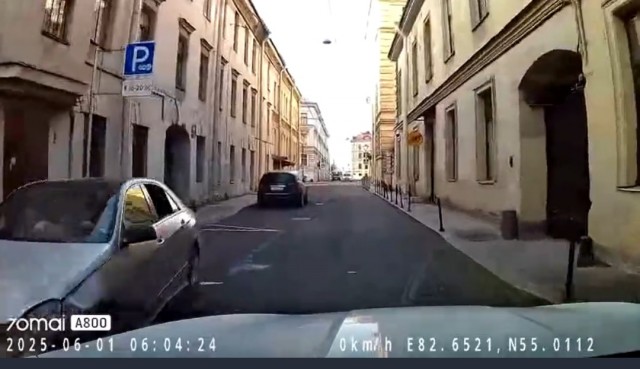 Компания на битом Мерседесе ехали по встречке Мошкова переулка и не хотели уступать дорогу