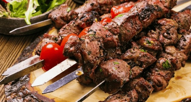 Купил на рынке мясо, а в нем плотные синие шарики. Можно есть такую говядину, если долго её отварить