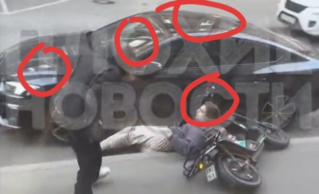 В Питере двое пьяных парней на мопеде врезались в дорогой автомобиль, поцарапав его, и скрылись с места ДТП
