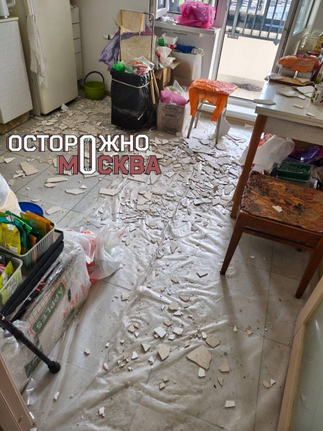 Потолок обрушился на спящую девушку в доме на севере Москвы.