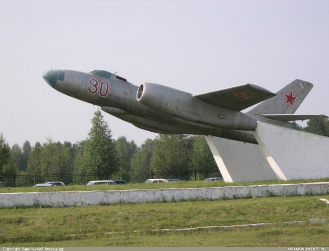 20 самых интересных авиапамятников