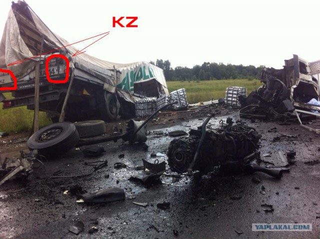 Chevrolet Cruze, размолотило между тремя фурами