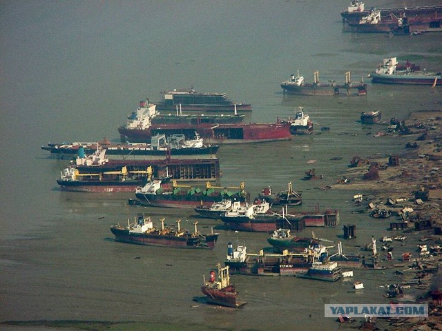 Как в Бангладеш разбирают корабли на металлолом