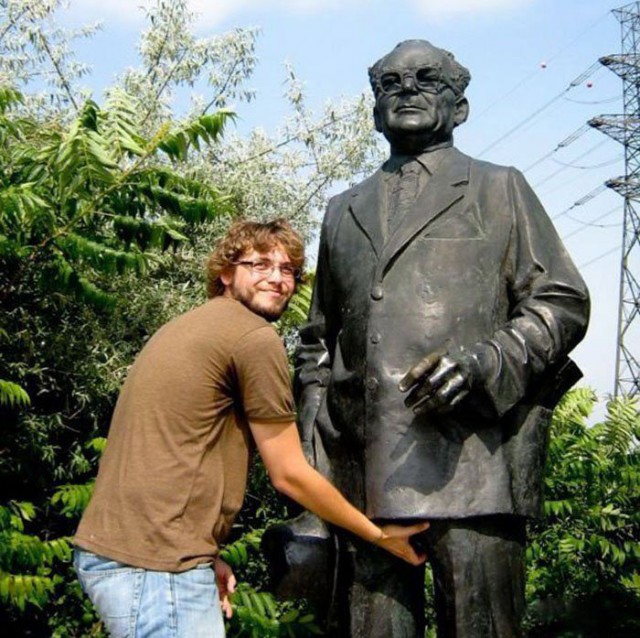 Как НЕ надо фотографироваться с памятниками.