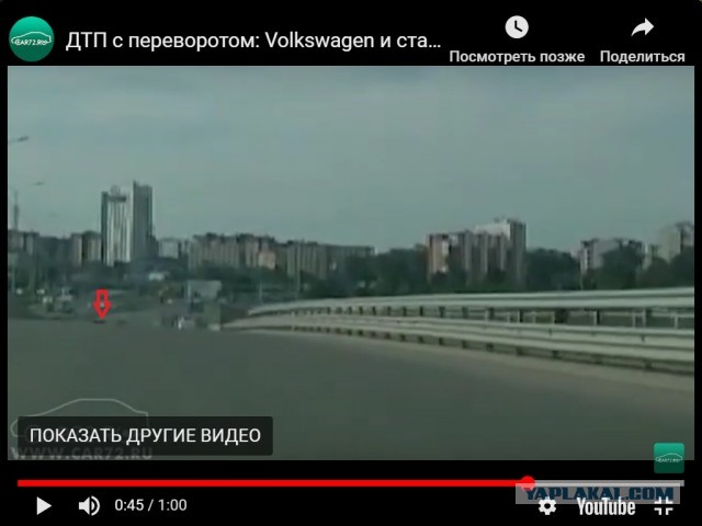 Volkswagen и старый Мерс "закусились" на дороге