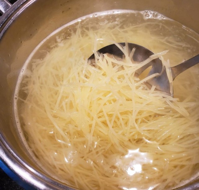 Картофельный салат по-корейски.