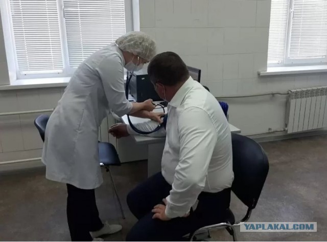 Губернатору Волгоградской области Андрею Бочарову сделали прививку через рубашку