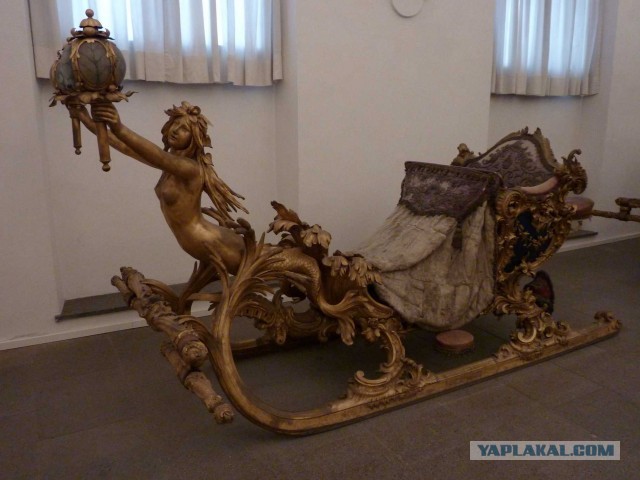 Фото разного транспорта и около него. Музей БМВ