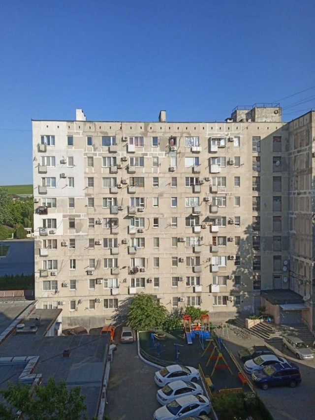 В Новороссийске дама час простояла на блоке кондиционера на 9-м этаже