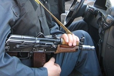 Полицейский случайно выстрелил из автомата в своего коллегу возле военкомата в Москве