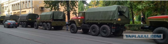 Сотни дагестанцев собрались у аэропорта в Каспийске — там должен приземлиться рейс из Израиля
