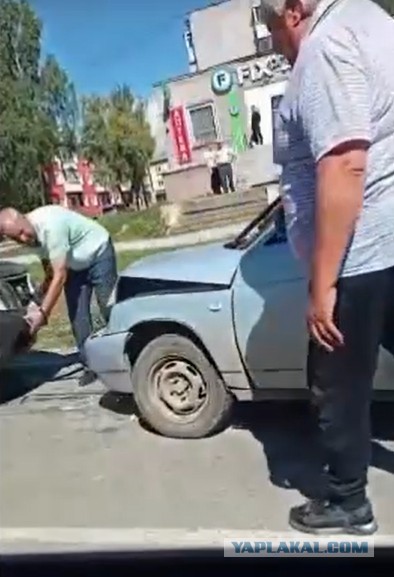 Бывший свердловский прокурор устроил ДТП и скрутил свои госномера