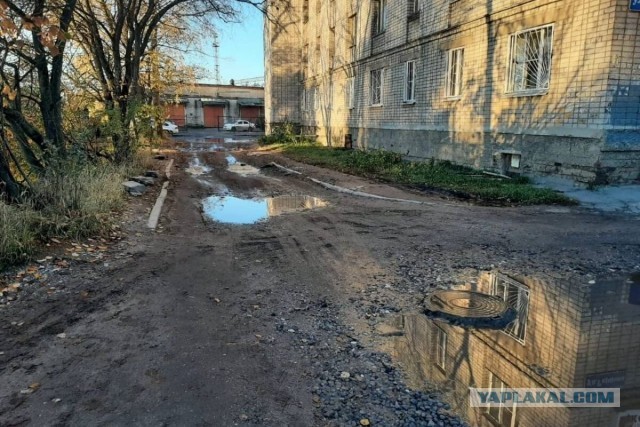 Мужик прошелся в Токио в белых носках