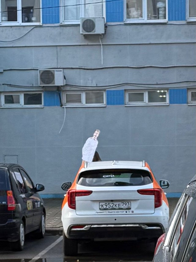 Идёшь такой в 1930 году по тротуару, встречаешь товарища Сталина с товарищем Кировым