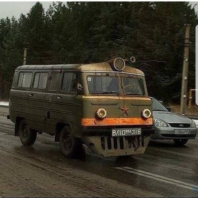 Вот так выглядит испуг, когда заранее не смотришь в зеркало заднего вида