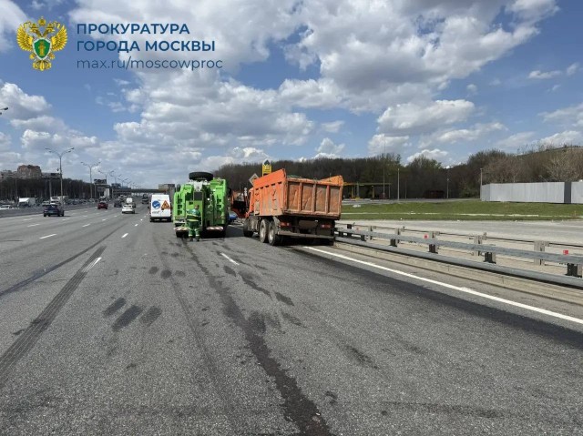 Грузовик протаранил 14 машин на МКАДе. Среди пострадавших дети.