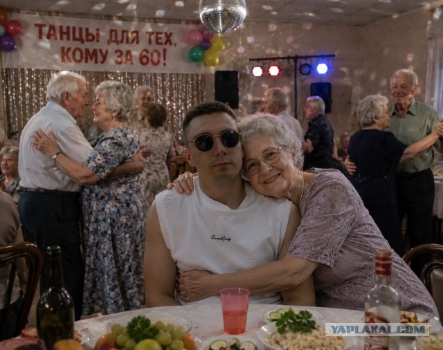 Уберите бабушку!