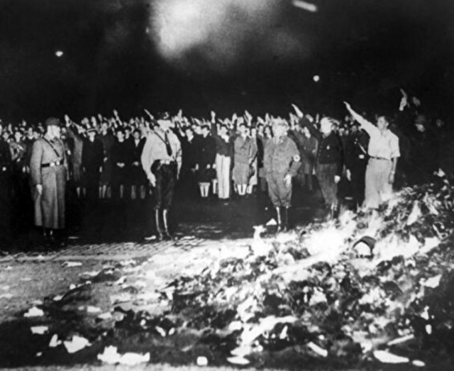 В Киеве демонтировали памятник Михаилу Булгакову