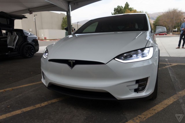 Tesla представила новый кроссовер Model X