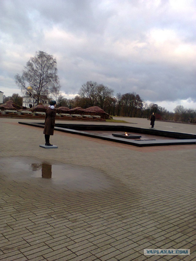 Девушку, раскурившую с другом кальян на Вечном огне, уволили с работы