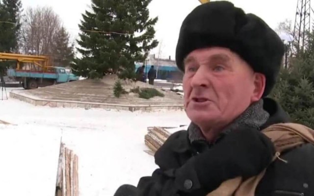 Дед с посохом разнёс отделение Сбербанка на севере Москвы