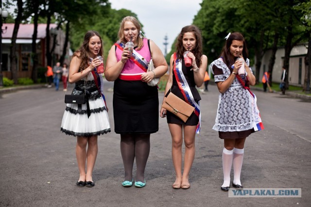 Школьницы на последнем звонке 2013