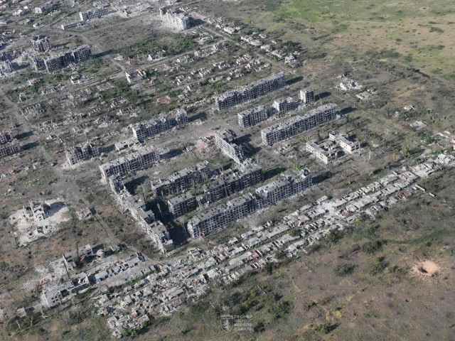 СМИ публикуют кадры попадания беспилотника в высотку в Саратове