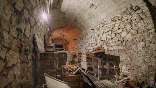 Показываю где "прятали" дефицит в СССР — это огромный подземный холодильник. Его вместимость 200 ЖД вагонов провизии!