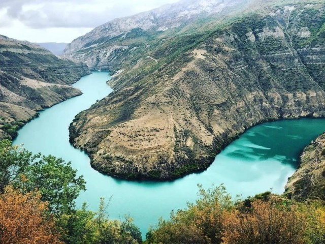 Экскурсионная лодка с туристами перевернулась в Сулакском каньоне в Дагестане.