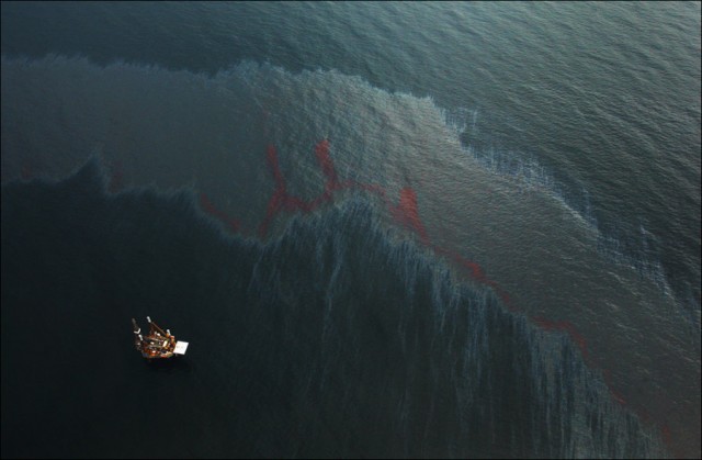 Нефть хлещет тысячами баррелей в море