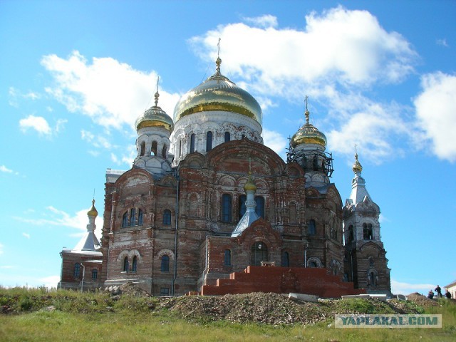 Под голубыми небесами..