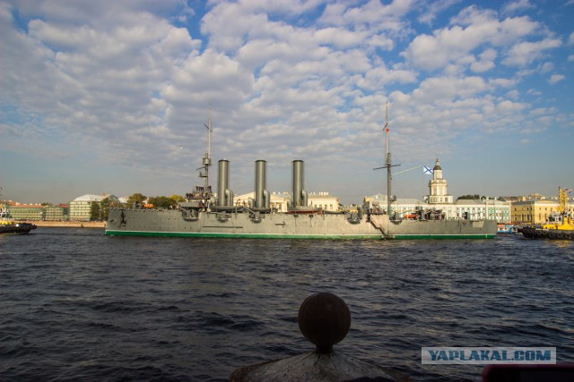 Вывод крейсера "Аврора" на ремонт