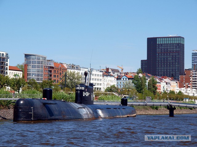 Подводная лодка в городе