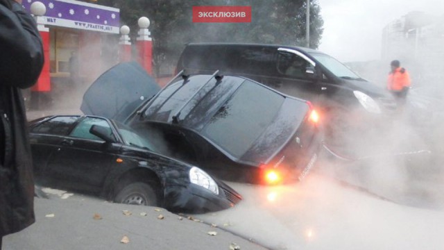 Два автомобиля провалились в яму, возникшую из-за прорыва теплотрассы