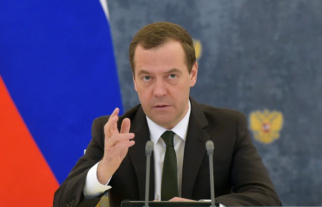 Медведев назвал "чушью", "какими-то бумажками" и "компотом" якобы собранный на него компромат