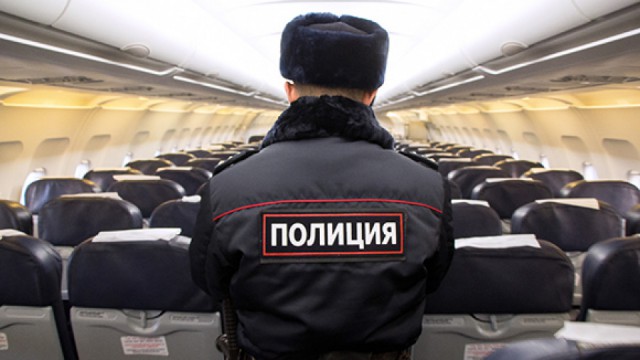 Пассажирский лайнер прервал полет и экстренно сел в Воронеже из-за дебоша пассажира бизнес-класса утром 1 января 2019 года