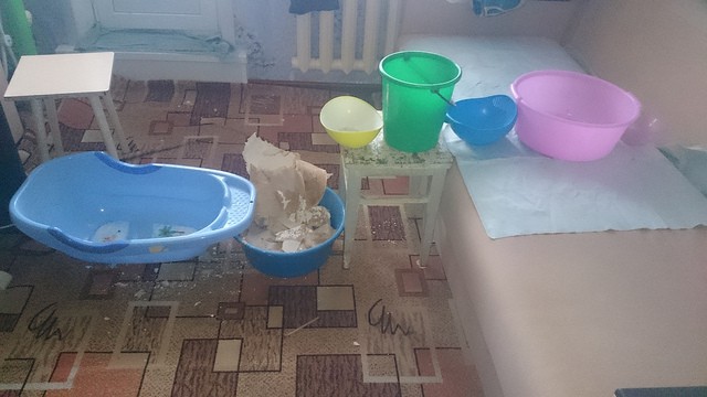 Под Сызранью чиновники, вместо помощи, посоветовали семье с ребенком продать квартиру, где из-за сырости падает штукатурка