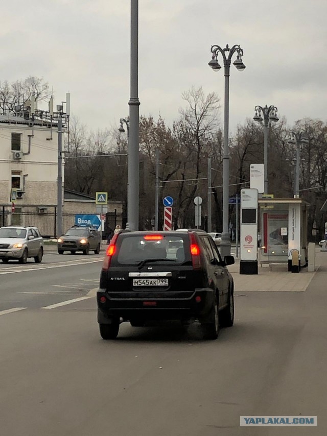 В Москве зазевавшийся водитель грузовика сбил маму с годовалым ребёнком в коляске – прямо на тротуаре