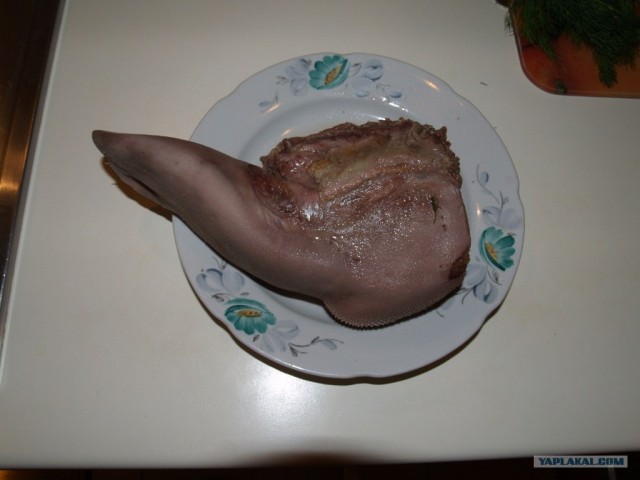 Язык запечёный с ореховым соусом