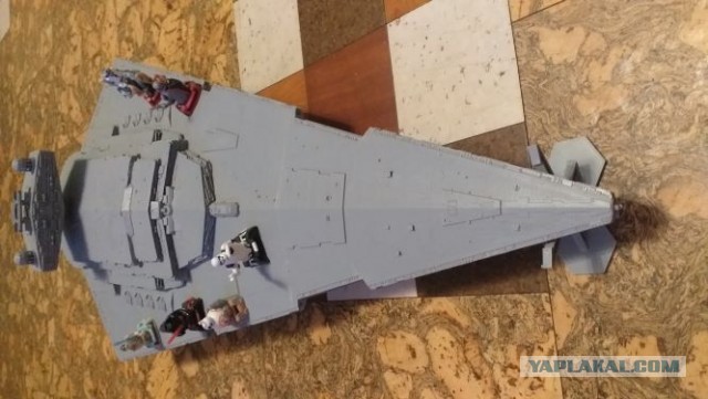 Пользователь Reddit поделился фотографиями Звёздного Разрушителя, который построил его друг в гараже