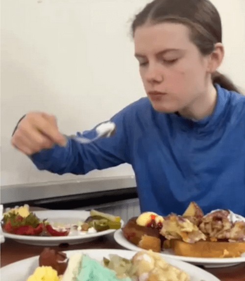 Девушка 12 часов ела в ресторане со шведским столом