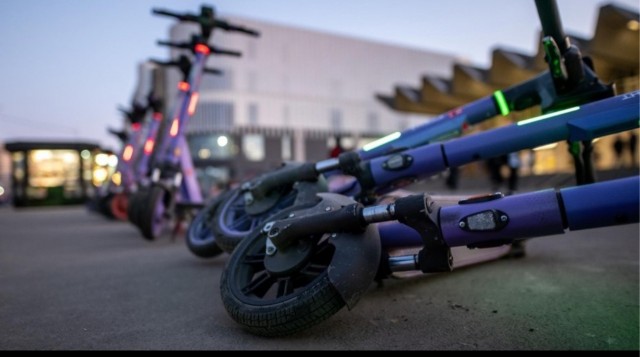 Бельский: аренду электросамокатов в Петербурге могут запретить
