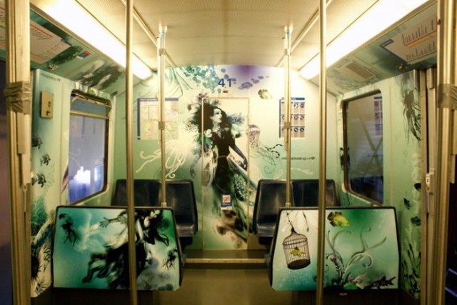 Граффити внутри вагонов метро