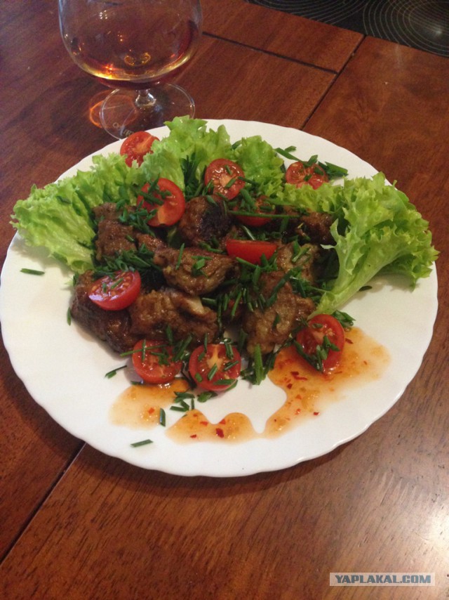 Свинина карри на листьях салата