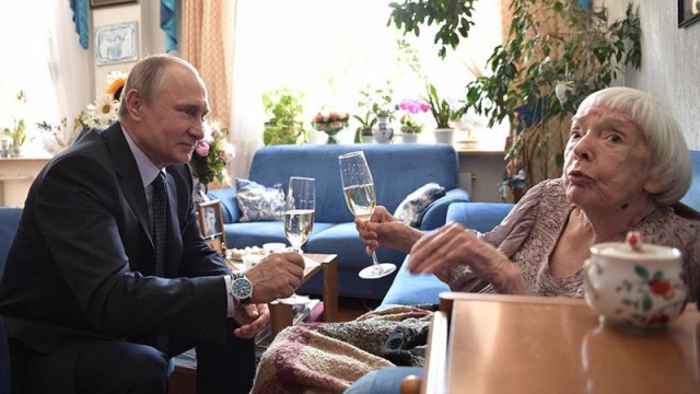 Прохожая поцеловала Путина на Арбате