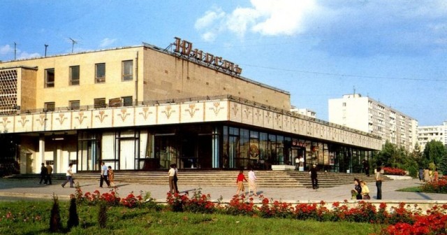Почему закрылись кинотеатры?