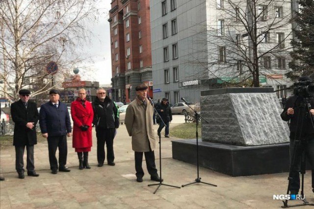В Новосибирске прошло торжественное открытие постамента для стелы в честь 100-летия комсомола. Но есть несколько "но"